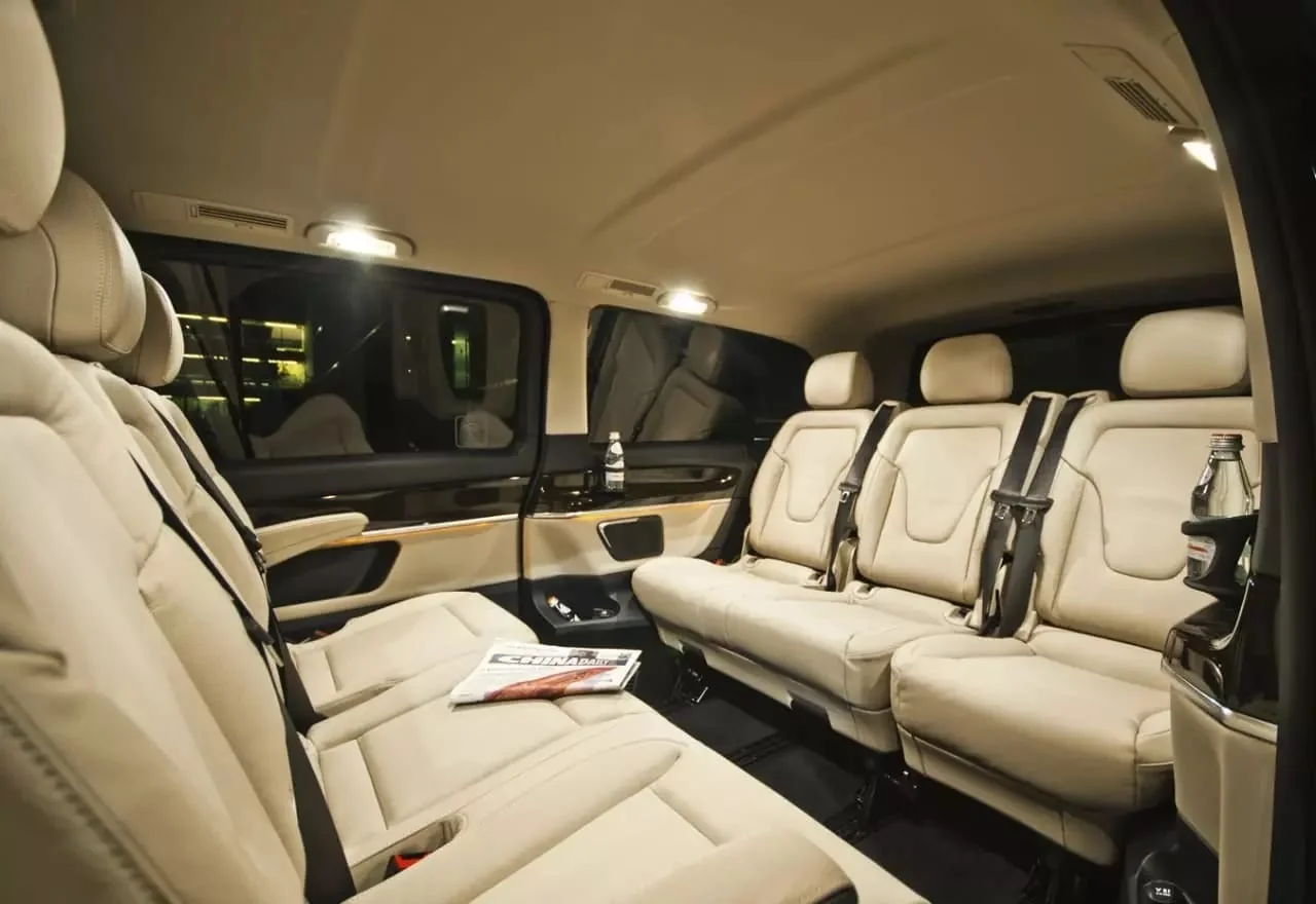 Vis-à-vis-Sitzanordnung in der Mercedes-Benz V 300 Klasse Extra Lang